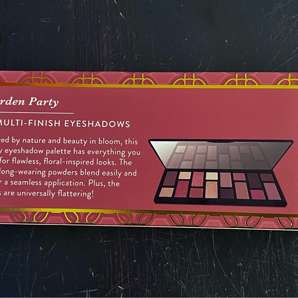Laura Geller In Full Bloom eyeshadows
Garden Party 16-Color Eyeshadow Palette - Picture 3 of 7
